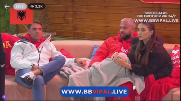 “O Luiz o kampion”/ Fansat brohorasin pranë shtëpisë së BBV, Olta: Po të thonë o legen (video)