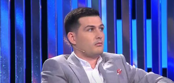 “Mos harroni t’i bëni fresk Luizit”, Arbër Hajdari ironizon Efin dhe Kiarën