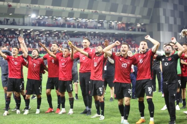 E pabesueshme/ Nuk ka stadium në botë që mban shqiptarët, flitet për 200.000 kërkesa për bileta për Shqipëri-Çeki