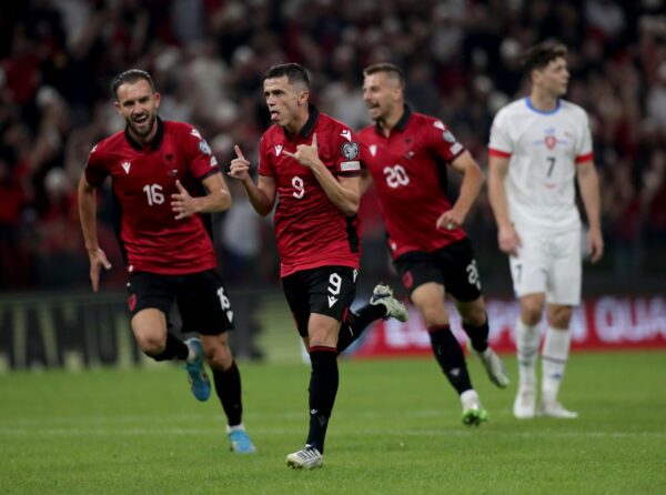 Vlerësime nga rivalët/ Shqipëria magjepsi legjendën Boniek dhe mediat polake: Mbrëmje ëndrrash, meritoni respekt dhe urime për kualifikimin