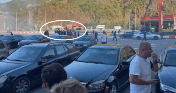 VIDEO/Pas humbjes ndaj bardhebluve, mbështetësit e Vllaznisë të irrituar sulmojnë tifozët e Tiranës. Ja si nisi sherrit në Reps