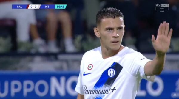 Saktësi “kirurgjikale” në pasime/ “Flirtoi” me eurogolin nga goditja e dënimit, shikoni notën dhe statistikat e Asllanit (VIDEO)