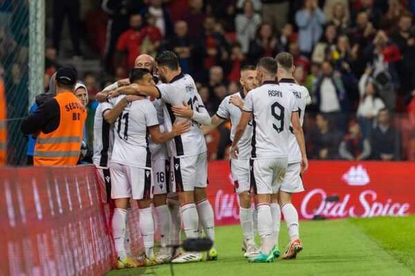 Pikantet e miqësores Shqipëri-Bullgari/ Një bilbil gënjen kuqezinjtë, pas fitores ia marrin… valles