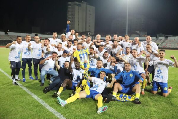 Elbasani në Superiore, qyteti feston pas 10 vitesh me flakadanë dhe birra pas fitores me Apoloninë