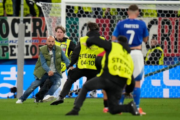 Zbulohet identiteti, kush është tifozi shqiptar që arriti të futej në fushë ndaj Italisë