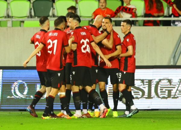 Silvinjo i “mbërtheu” para ekranit, kuqezinjtë analizuan rivalin e parë në Europian