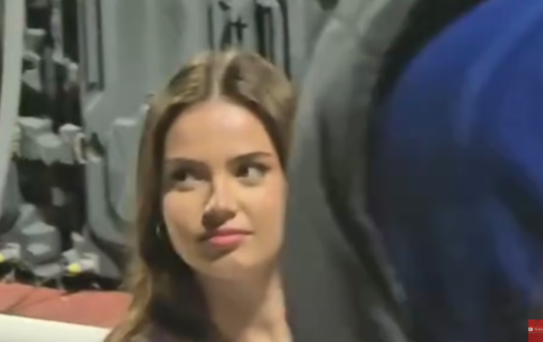 VIDEO/ Bukuroshja shqiptare që i çmendi të gjithë tifozët, e lanë ndeshjen dhe shihnin gocën që shërbente pijen