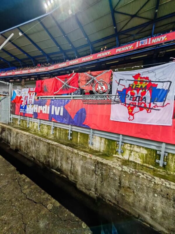 VIDEO/ Përdhosën flamurin shqiptar, tifozët e Shqipërisë përleshen me të Çekisë për të kthyer nderin në vend