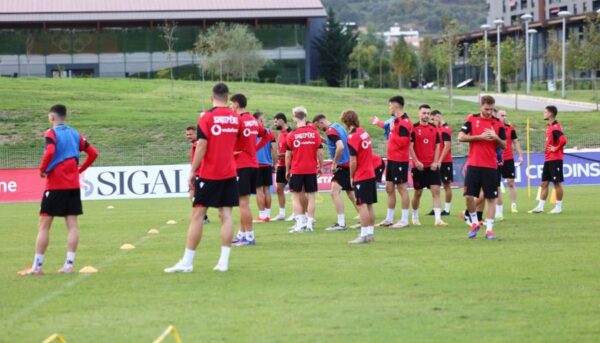 Vjen momenti i shumëpritur, kuqezinjtë e Sylvinhos synojnë tjetër fitore në Pragë