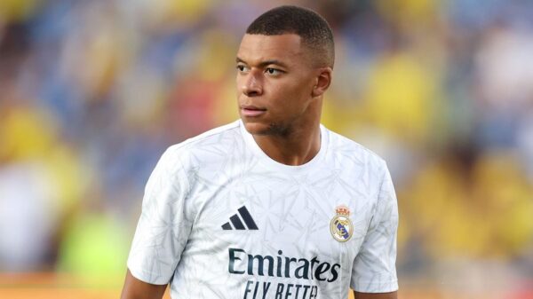 FOTO/ Kylian Mbappe i madh edhe jashtë fushe, i dhuron fanellën me dedikim futbollistit shqiptar