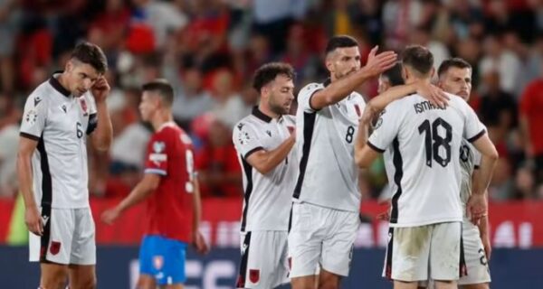 Silvinjo zgjidh dilemat e mesfushës dhe sulmit, publikohen formacionet zyrtare të Çeki—Shqipëri