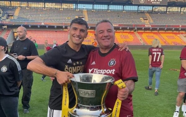 Përqafime dhe zemra, Qazim Laçi merr mesazhin e “ngrohtë” para sfidës me Manchester City-n (FOTO)