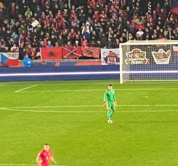 Skandaloze / Tifozët çekë përdhosin flamurin e Shqipërisë dhe shpalosin hartën e Kosovës me flamurin serb