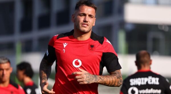 FOTO/ Mungoi për shkak dëmtimi, Rey Manaj reagon nga Turqia pas fitores së Kombëtares