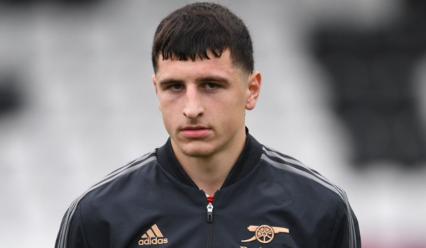 “Maldini shqiptar” titullar tek të rinjtë e Arsenalit, qendërmbrojtësi ka shansin t’i “mbushë” mendjen Artetës