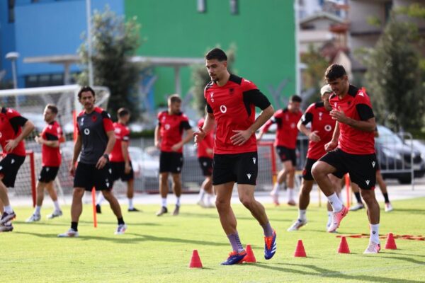 Kombëtarja zhvillon seancën e radhës stërvitore, dy futbollistë kryejnë stërvitje të diferencuar