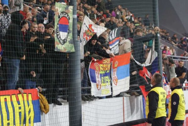 VIDEO+FOTO/ Skandal me kore kundër shqiptarëve dhe “Kosova është Serbi”, ultrasit racistë serbë nuk ndryshojnë as kundër Zvicrës