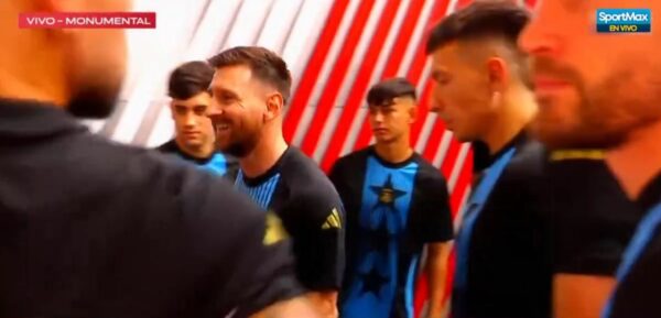 E priten Messin për të dalur në fushë, video është bërë virale në rrjetet sociale