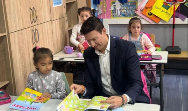 Ambasadori shqiptar në RMV shpërndan abetaren e unifikuar për nxënësit në Tetovë