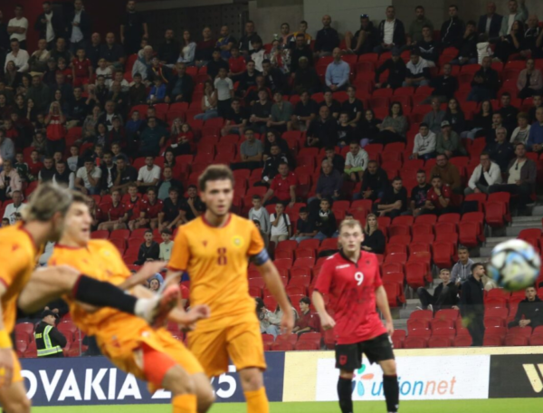 Shqipëria U-21/ Ylli i ekipit është futbollisti që luan në ligën e 3 të Gjermanisë, Cristian Shpendi nën “makthet” e të vëllait