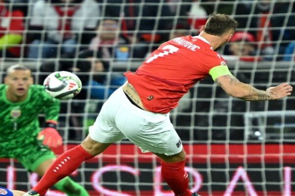 Arnautovic udhëheq Austrinë, Greqia nuk ndalet