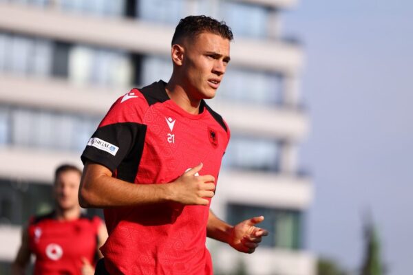 “Dhimbje koke” për Sylvinhon, titullari i mesfushës rrezikon sfidën me Çekinë