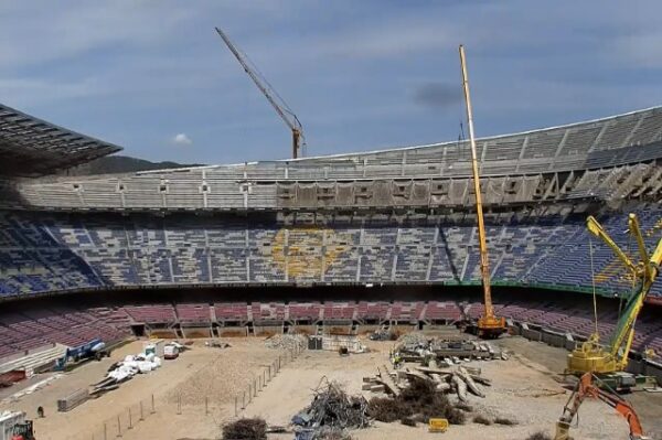 “Camp Nou” kthehet në fushë beteje, përleshje mes punëtorëve shqiptarë dhe atyre rumunë