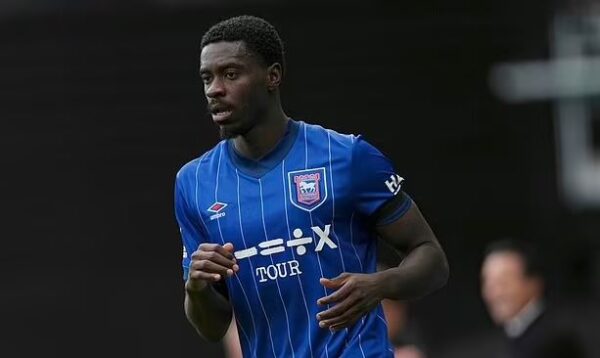 Dëmtimi qesharak, futbollisti i Premier Ligës thuajse humbi gishtin duke larë pjatat