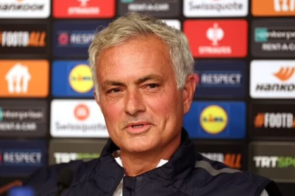 Fenerbahçe-Man.Junajtid në RTSH/ Mourinjo provokon Sitin: Nëse u heqin pikët, mund të fitojmë titullin!