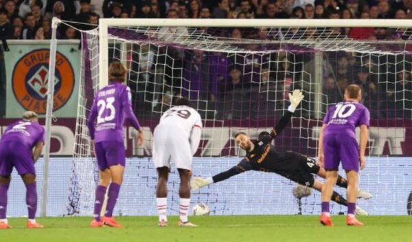 I mbrojti tri penalti për tetë vjet për Unitedin, dy për 10 minuta për Fiorentinën