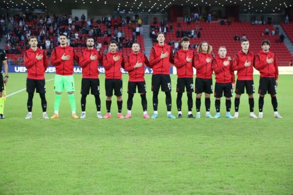 “Modriç” shqiptar nga “parajsa” e Kombëtares A, me këmbë në tokë tek të rinjtë