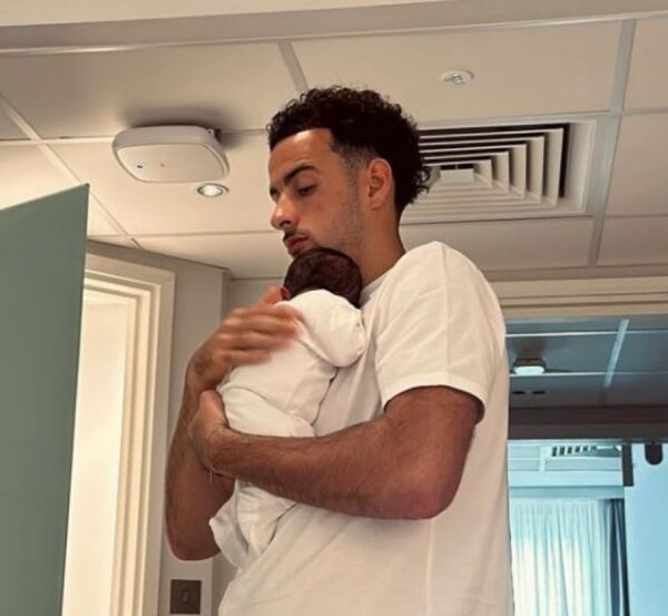 Kurtis Jones bëhet baba për herë të parë! Futbollisti i Liverpool-it i bën vogëlushes së tij dedikimin e veçantë: Je gjithë bota…