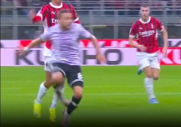 VIDEO/ Faull apo u ngatërrua me këmbët e veta? Polemika të mëdha për kartonin e kuq të lojtarit të Milanit