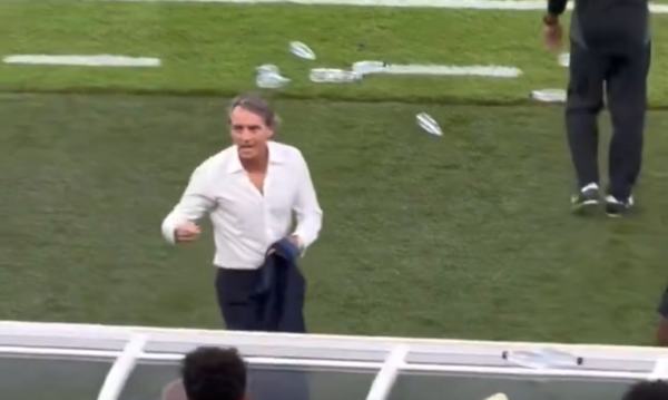 VIDEO/ Paratë vijnë me stres, Mançini e humbet toruan në Arabinë Saudite dhe fyen tifozin: Shko q***