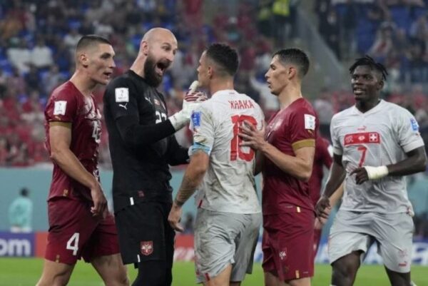 Media serbe pyet: A do të lejojnë zviceranët që Granit Xhaka të shkaktojë incidente të reja në mes të Serbisë 