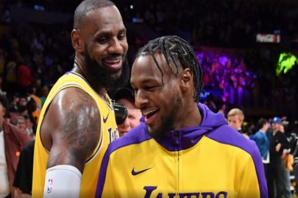 NBA nis me fitoret e Boston dhe Lakers, LeBron dhe djali i tij në parket së bashku