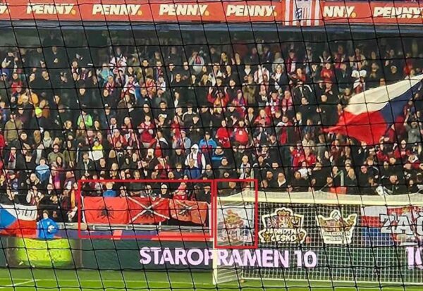 Ndeshja mes Çekisë dhe Shqipërisë- Çekët e shfaqin hartën e Kosovës me flamur të Serbisë, flamujt e Shqipërisë janë kthyer mbrapsht