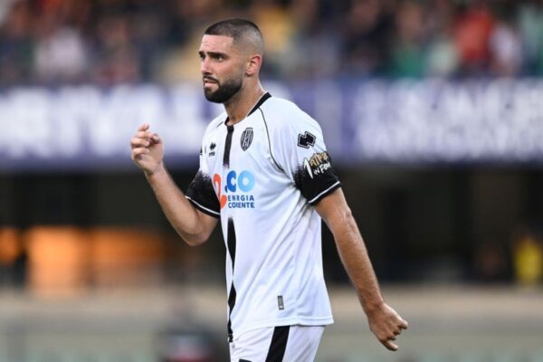 Një fjalë i kushton mbrojtësit 10 ndeshje pezullim