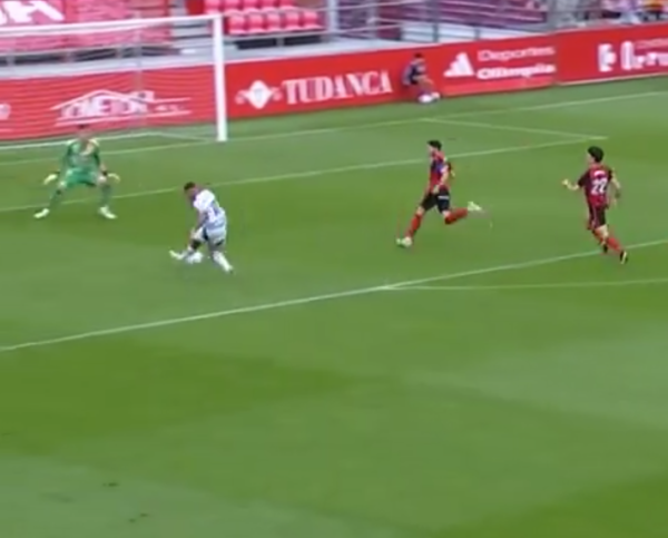 VIDEO/ I vetëm përpara portierit, Myrto Uzuni humb rastin e pastër te Granada, topi del jashtë