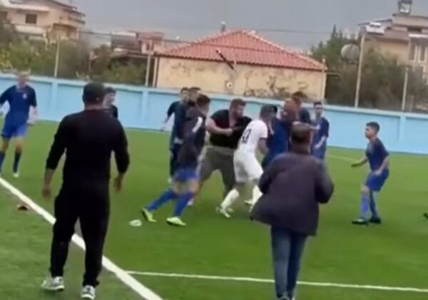 VIDEO/ Plas grushti në kampionatin e moshave, edhe prindërit e lojtarëve përfshihen në sherrin masiv