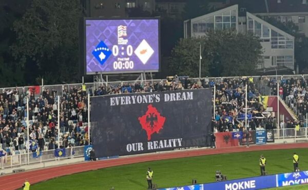 Serbët dhe çekët hapën flamuj kundër tyre, “Dardanët” përgjigjen me shqiponjën