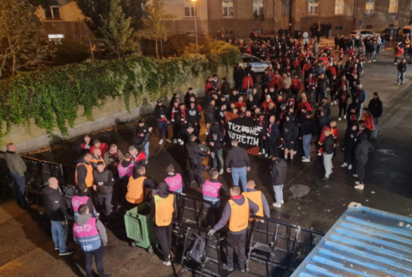 VIDEO/ Shikoni marshimin e TKZ para se të shkojnë në stadium në Çeki, spektakli i tifozëve të Shqipërisë