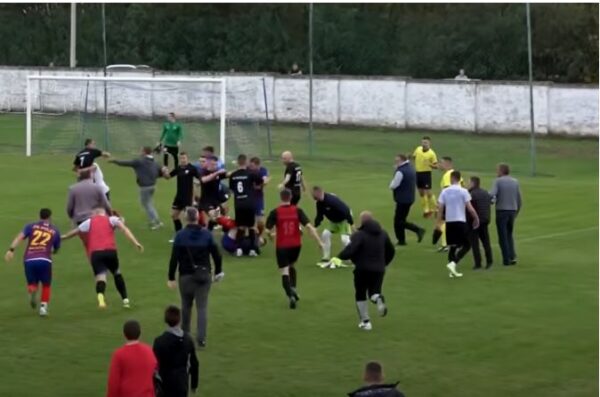 VIDEO/ Plas në futbollin serb, gjyqtari nxjerr nga xhepi 10 kartonë të kuq