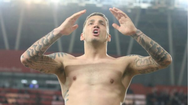 VIDEO/ Tifozët ‘detyrojnë’ Rei Manajn të dalë i zhveshur nga fusha