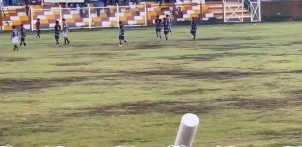 TRAGJIKE/ Rrufeja godet lojtarët në fushë, humb jetën një futbollist dhe 5 të tjerë mbetet të plagosur (VIDEO)