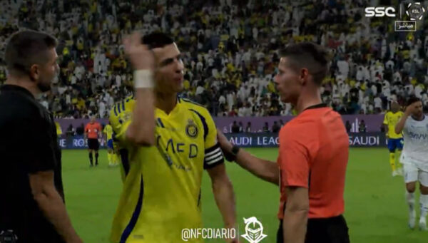 VIDEO/ Tifozët i thërrasin në kor emrin e Mesit, Ronaldo shfryn nervat me arbitrin pas barazimit me Al Hilalin